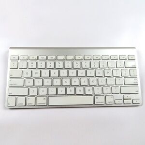 APPLE Wireless Bluetooth Battery powered keyboard A1314- WORKS GREAT